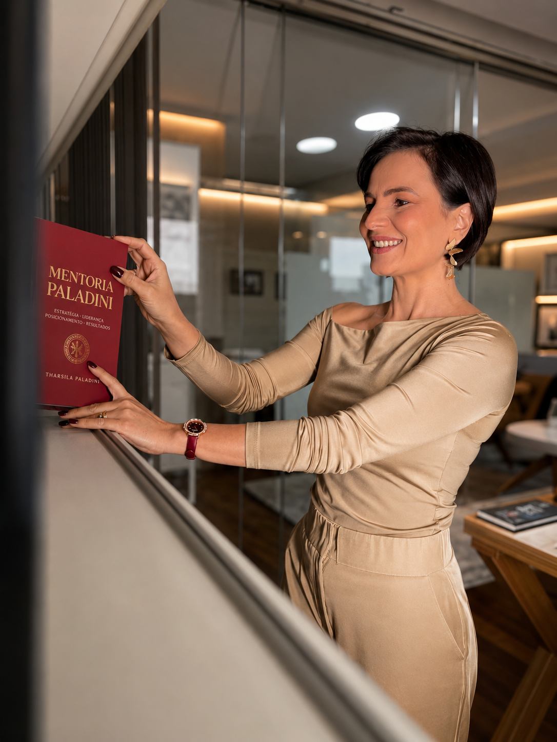 Dra. Tharsila Paladini com o livro Mentoria Paladini